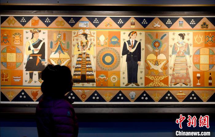 圖為5月16日，觀眾正在欣賞展覽中的新創(chuàng)唐卡作品?！±盍?攝