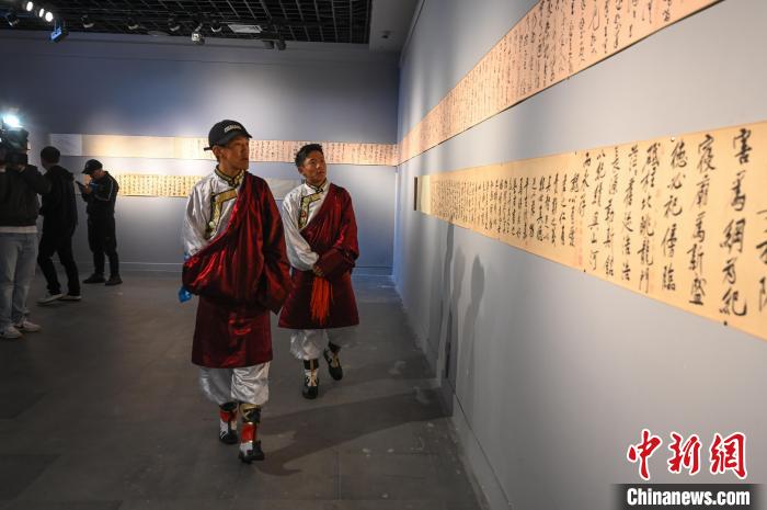 圖為學(xué)生參觀黃庭堅(jiān)書法文獻(xiàn)展?！≮w朗 攝