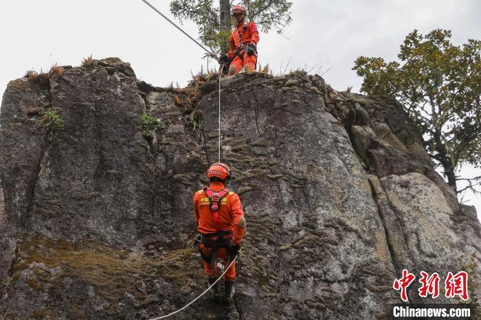 圖為消防員開展崖壁滑降訓(xùn)練?！抢倮?攝