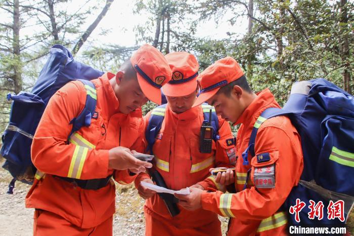 圖為消防員開展野外按圖行進(jìn)訓(xùn)練?！抢倮?攝