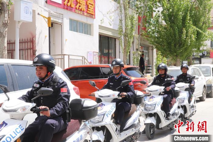 民警騎著電瓶車(chē)在轄區(qū)巡邏走訪(fǎng)?！↑S創(chuàng)偉 攝