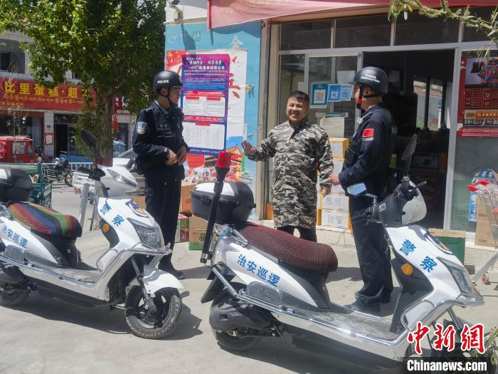 民警對(duì)轄區(qū)商鋪進(jìn)行走訪(fǎng)排查?！↑S創(chuàng)偉 攝