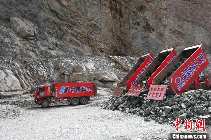 拉哇水電站正式啟動大壩填筑?！∪A電金上公司 供圖