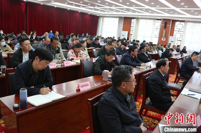 圖為專題黨課現(xiàn)場?！∝暽＠?攝