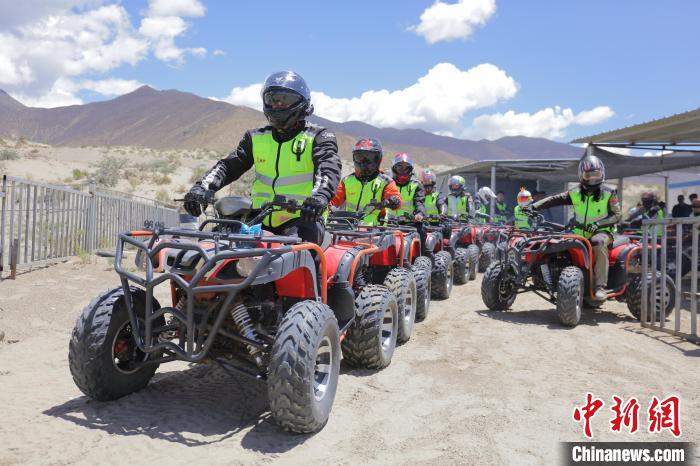 圖為比賽選手途經(jīng)扎囊沙漠公園?！∮文恋厍蚬﹫D