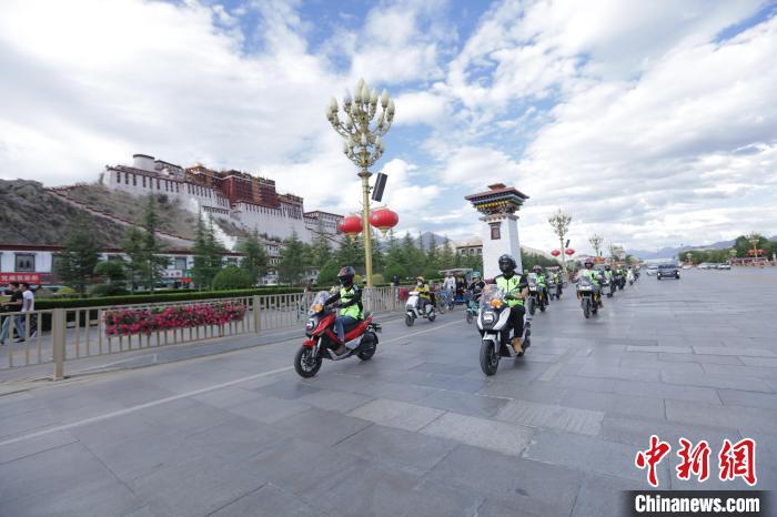圖為比賽選手途經(jīng)布達(dá)拉宮?！∮文恋厍蚬﹫D