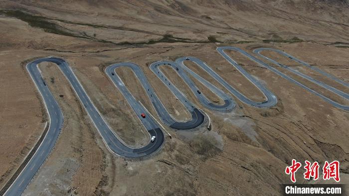 圖為騎手前往珠峰大本營途經(jīng)108道拐。　游牧地球供圖