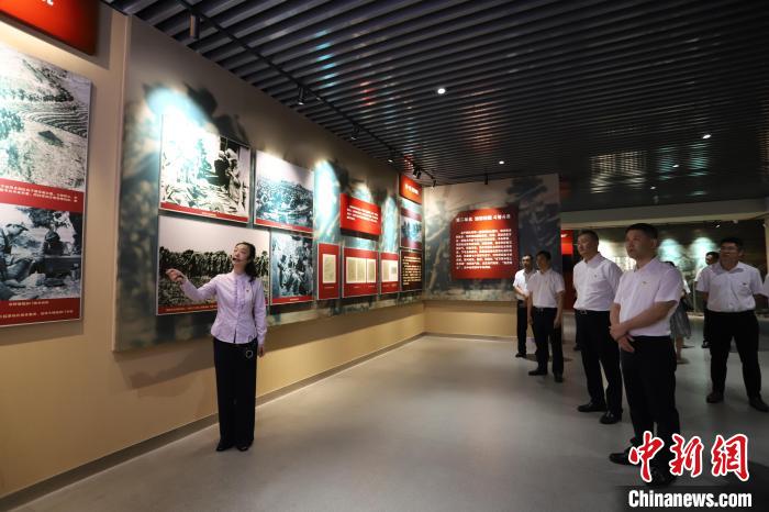 圖為西藏航空一行在臨沂市孟良崮戰(zhàn)役紀念館開展主題教育活動?！〗?攝