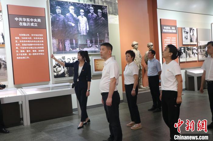 圖為西藏航空一行在臨沂市沂蒙革命紀念館開展主題教育活動?！〗?攝