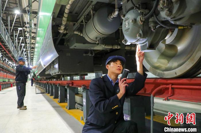 圖為工作人員檢查高原復(fù)興號?！≈軔傁?攝