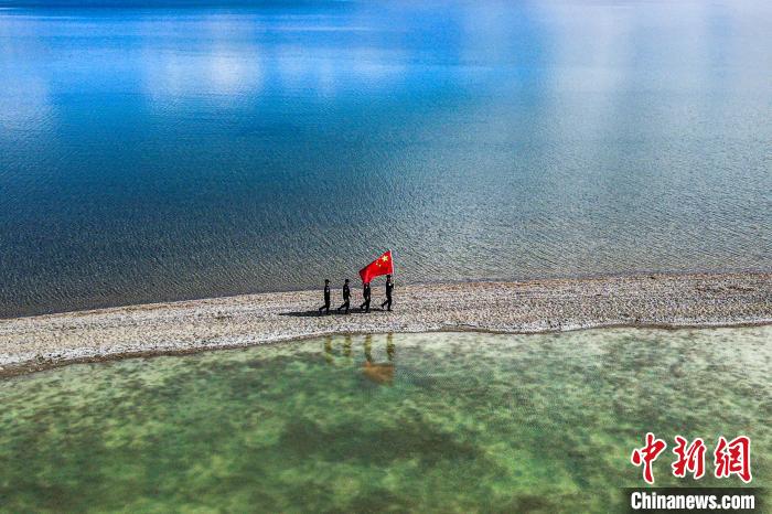 班公湖巡邏現(xiàn)場?！↓埿▲P 攝