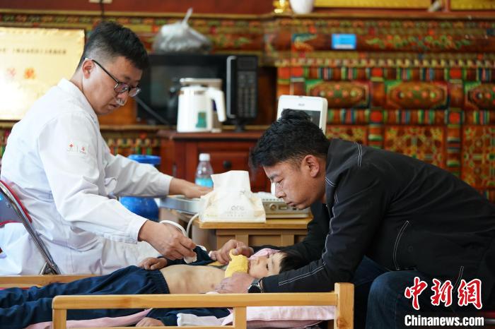 6月27日，西藏康馬縣雙語幼兒園的孩子參加先心病篩查?！√K丹 攝