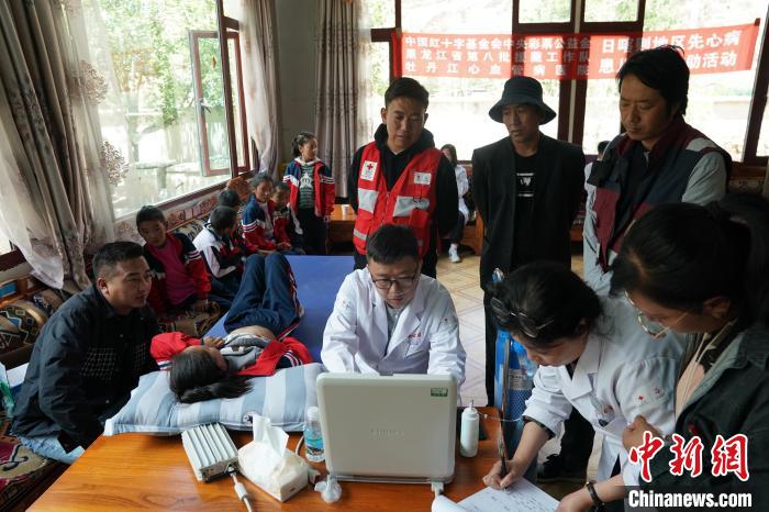 6月27日，西藏康馬縣少崗鄉(xiāng)中心小學(xué)的孩子參加先心病篩查?！√K丹 攝