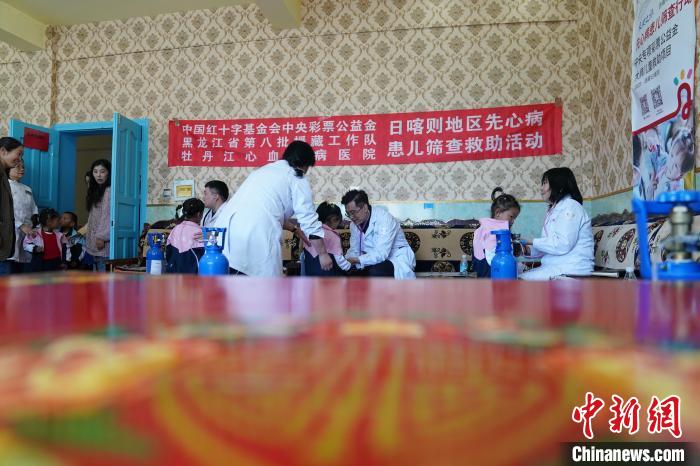 6月27日，西藏康馬縣雙語幼兒園的孩子參加先心病篩查?！√K丹 攝