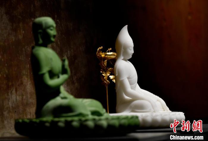 圖為展覽中圍繞西藏歷史與傳統(tǒng)創(chuàng)作的雕塑作品?！±盍?攝
