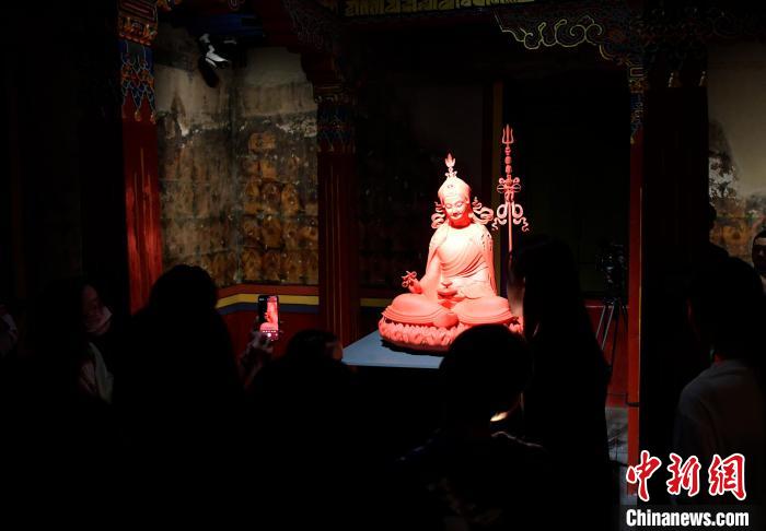 圖為觀眾正在欣賞展覽中的雕塑作品?！±盍?攝