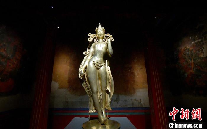 圖為展覽中圍繞西藏歷史與傳統(tǒng)創(chuàng)作的雕塑作品《八萬四千年》?！±盍?攝