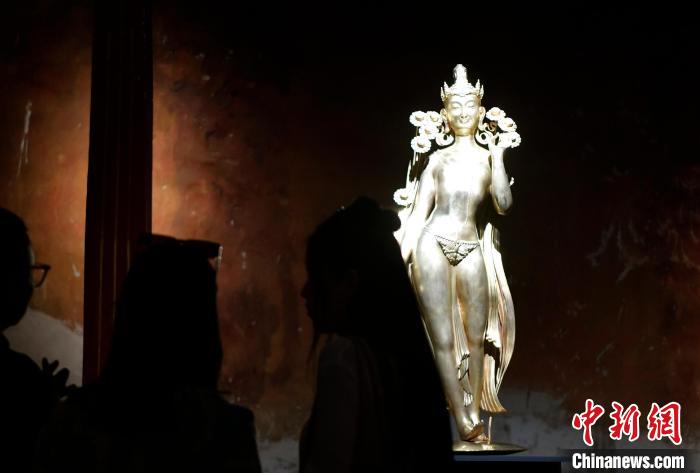 圖為觀眾正在欣賞展覽中的雕塑作品《八萬四千年》?！±盍?攝