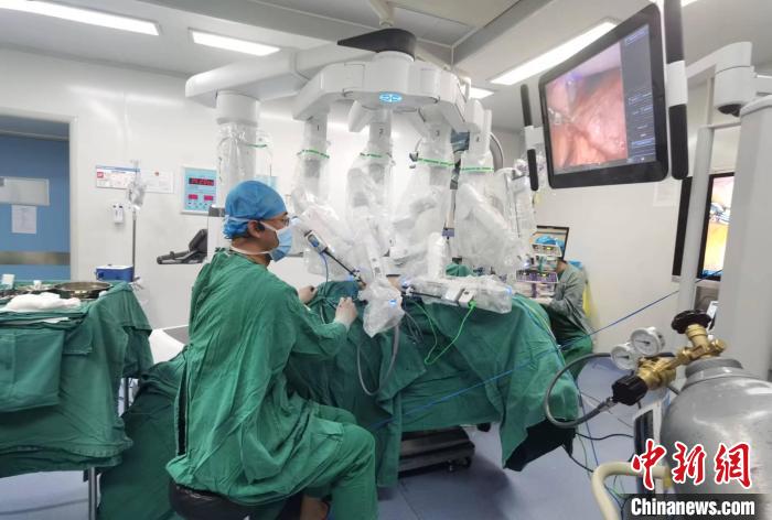 圖為援藏主任郝一昌協(xié)助進(jìn)行達(dá)芬奇機(jī)器人手術(shù)。　西藏自治區(qū)人民醫(yī)院供圖