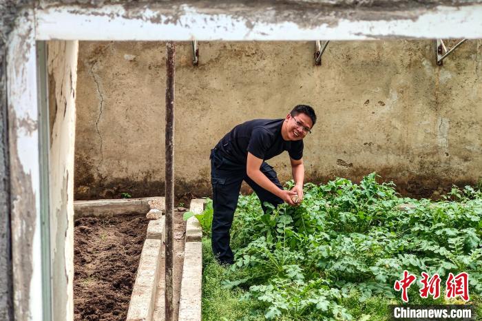 移民管理警察羅忠江在公珠湖執(zhí)勤點(diǎn)的大棚內(nèi)?！↓埿▲P 攝