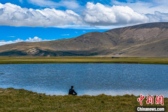 資料圖為執(zhí)勤民警何宗源在公珠湖畔濕地留影?！↓埿▲P 攝