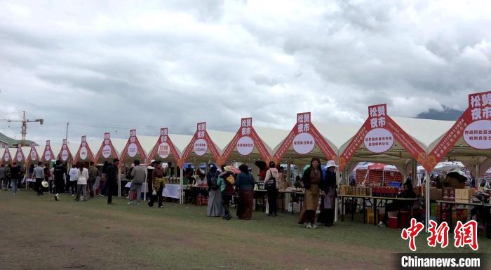 圖為熱鬧的“松贊夜市”?！∝暽＠?攝