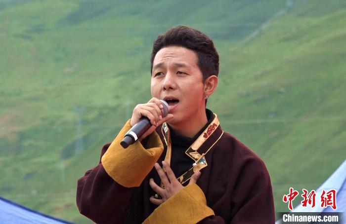 圖為藝人為開幕式獻唱?！∝暽＠?攝