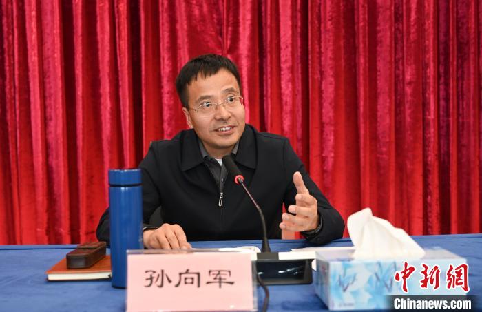 圖為西藏自治區(qū)黨委宣傳部副部長(zhǎng)、自治區(qū)社科院黨組書記孫向軍主持活動(dòng)?！≮w朗 攝