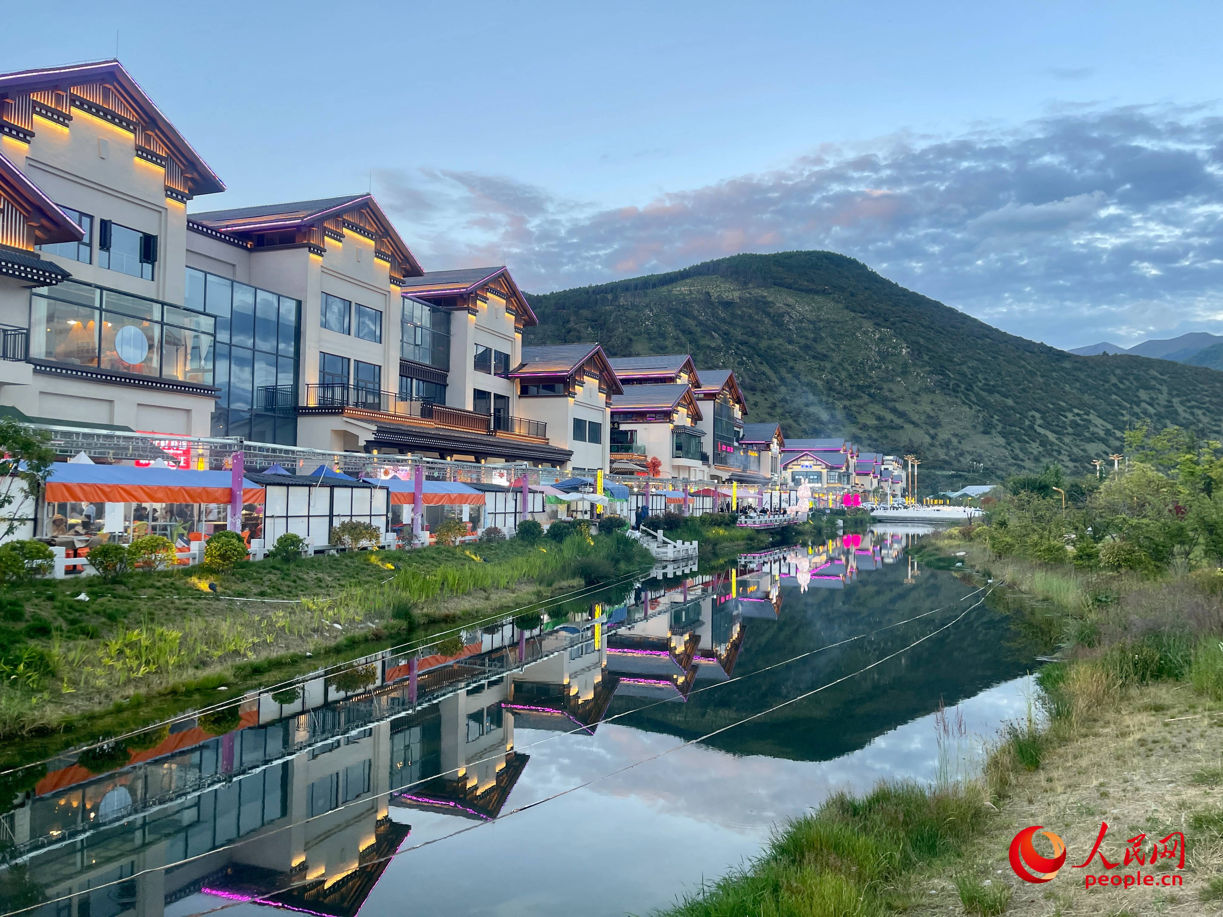 工布公園的一角，風(fēng)景秀麗。人民網(wǎng) 周靜圓攝