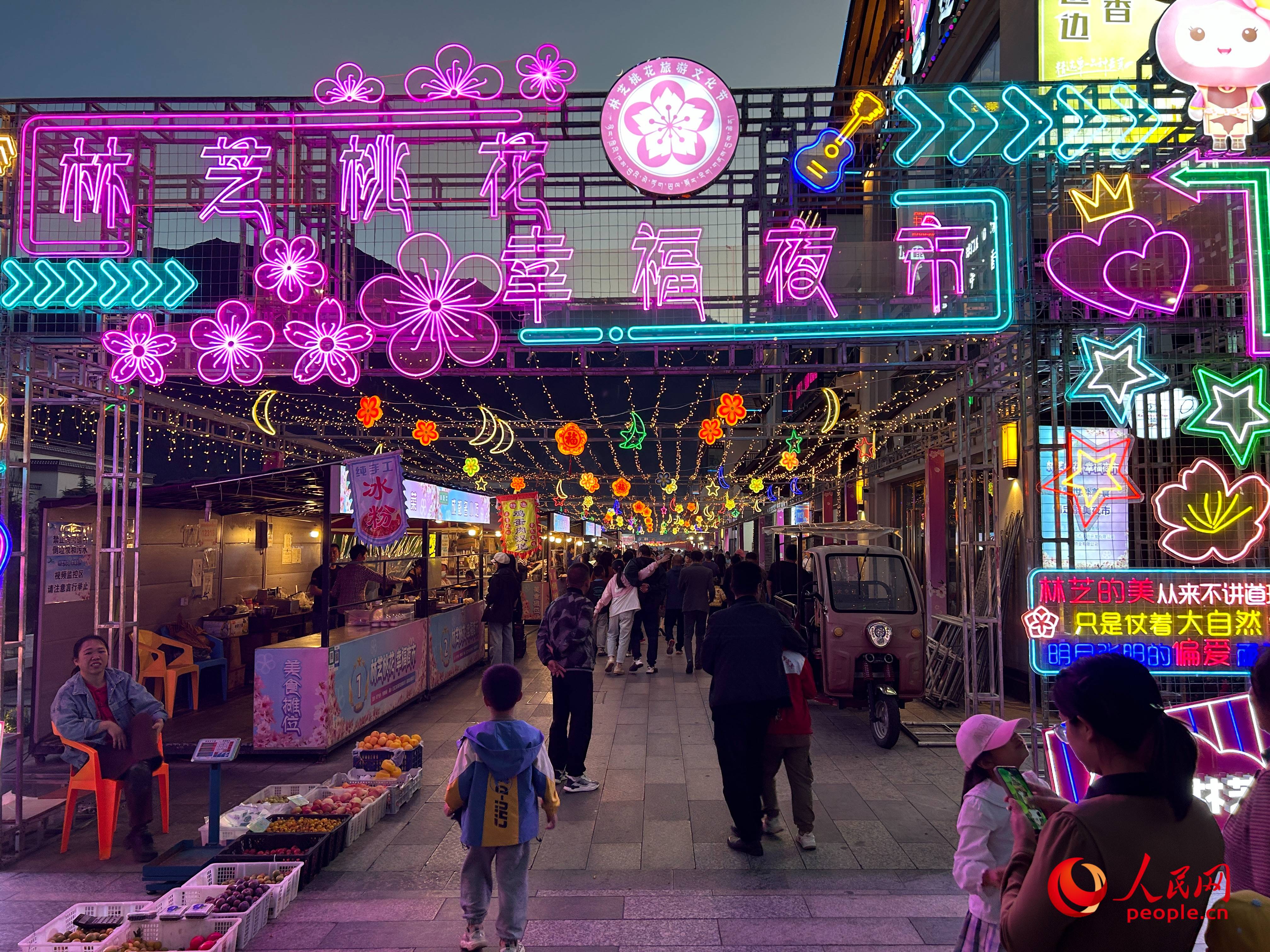 工布公園里的夜市，人來(lái)人往。人民網(wǎng) 周靜圓攝