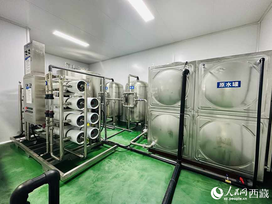 “色達(dá)牙泉”礦泉水（桶裝水）生產(chǎn)加工基地。人民網(wǎng)記者 次仁羅布攝