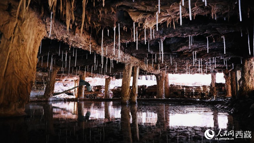 鹽田鹵水滲下的鹽柱。人民網(wǎng)記者 次仁羅布攝