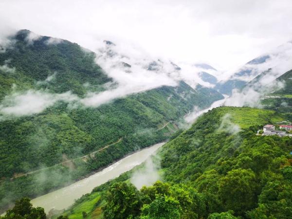 幾代建設(shè)者，歷經(jīng)半個多世紀(jì)完成！這是一條怎樣的公路？