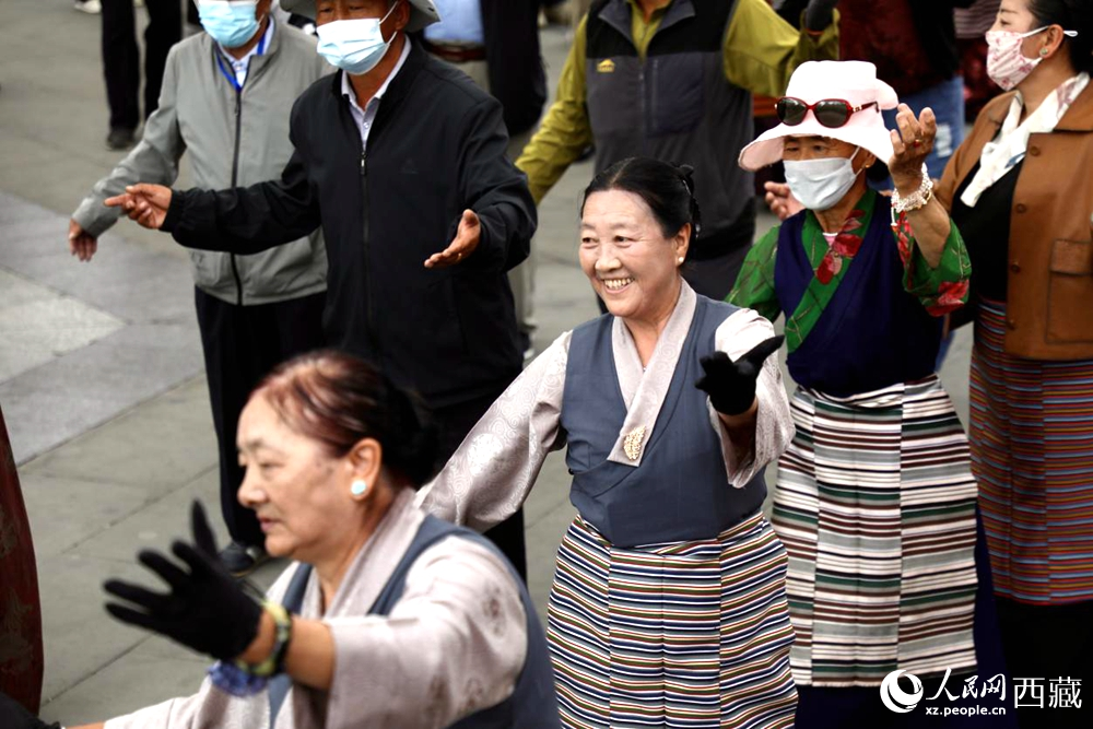 市民在公園內(nèi)跳鍋莊舞。