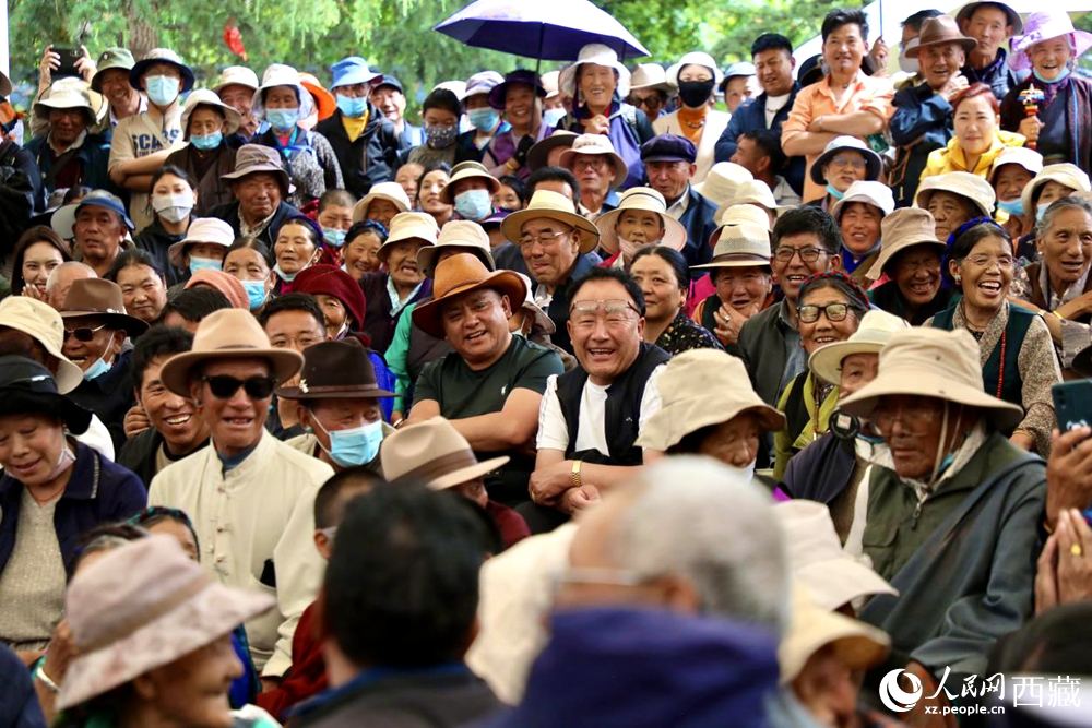 當(dāng)?shù)厝罕姾陀慰陀^看藏戲演出。