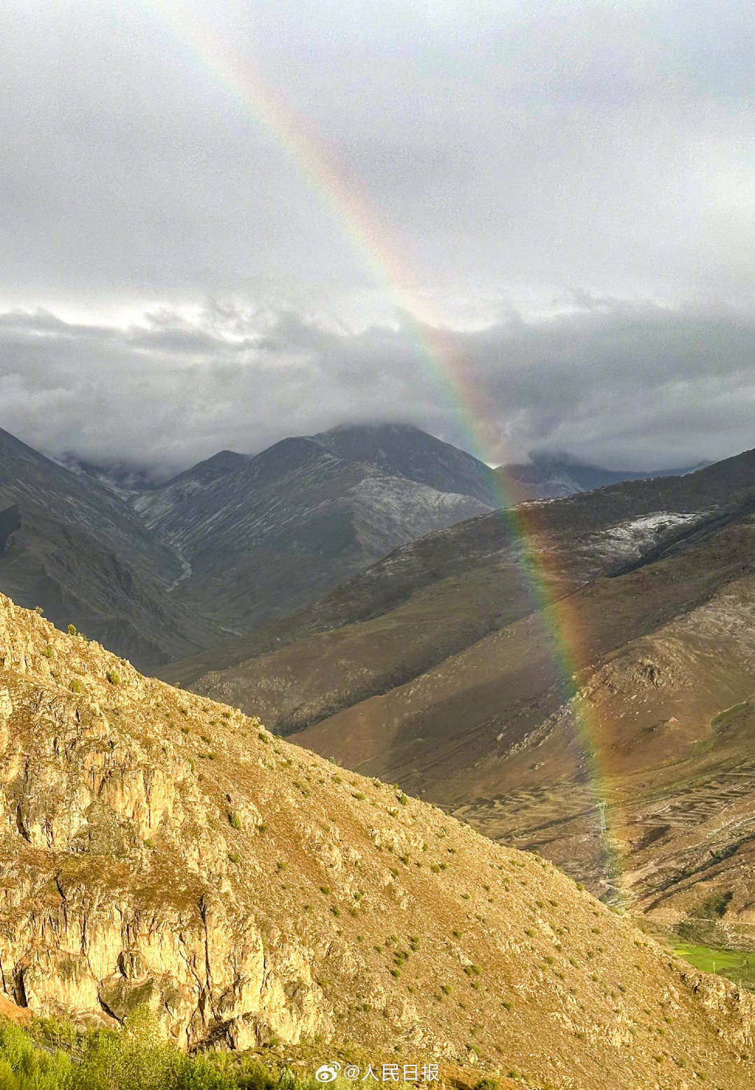 接好運！青藏高原現(xiàn)巨大彩虹橋