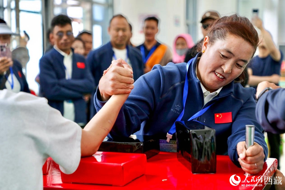 拉薩首屆農(nóng)牧民運動會上的掰手腕比賽現(xiàn)場。