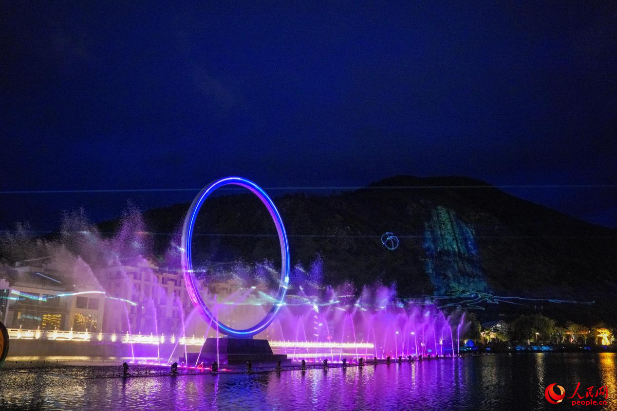 西藏林芝市民族團(tuán)結(jié)廣場(chǎng)音樂噴泉。人民網(wǎng)記者 趙晨攝