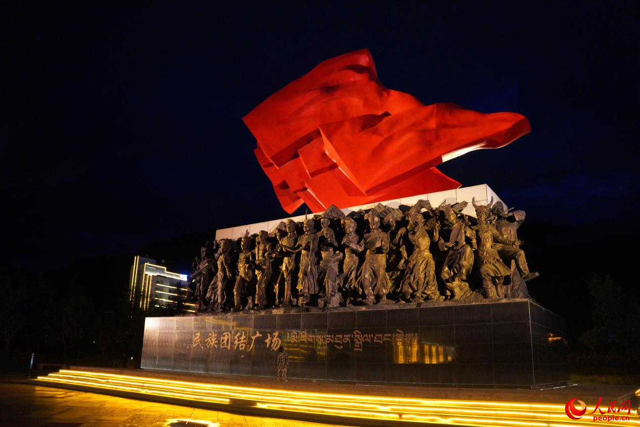 西藏林芝市民族團(tuán)結(jié)廣場(chǎng)上的標(biāo)志性雕塑。人民網(wǎng)記者 趙晨攝