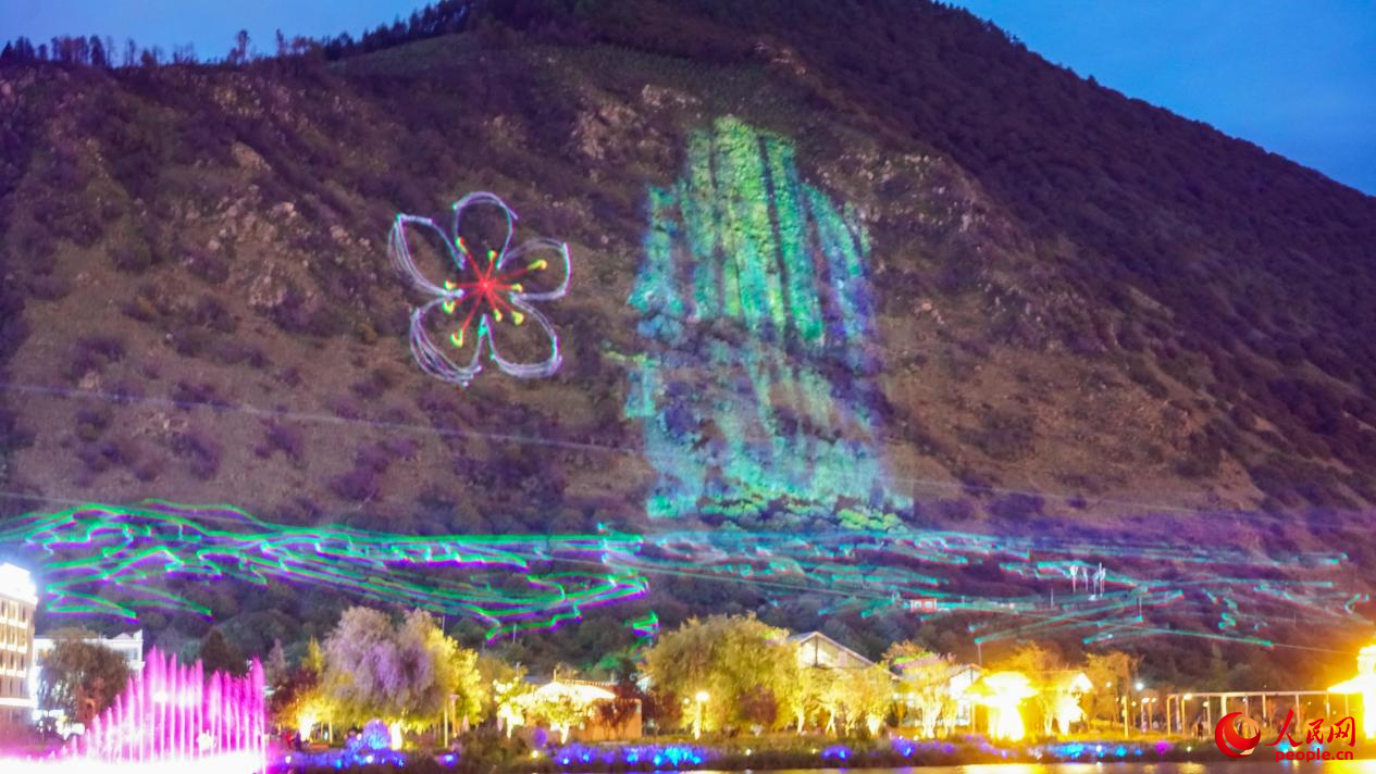 西藏林芝市民族團(tuán)結(jié)廣場(chǎng)燈光秀舞動(dòng)。人民網(wǎng)記者 趙晨攝