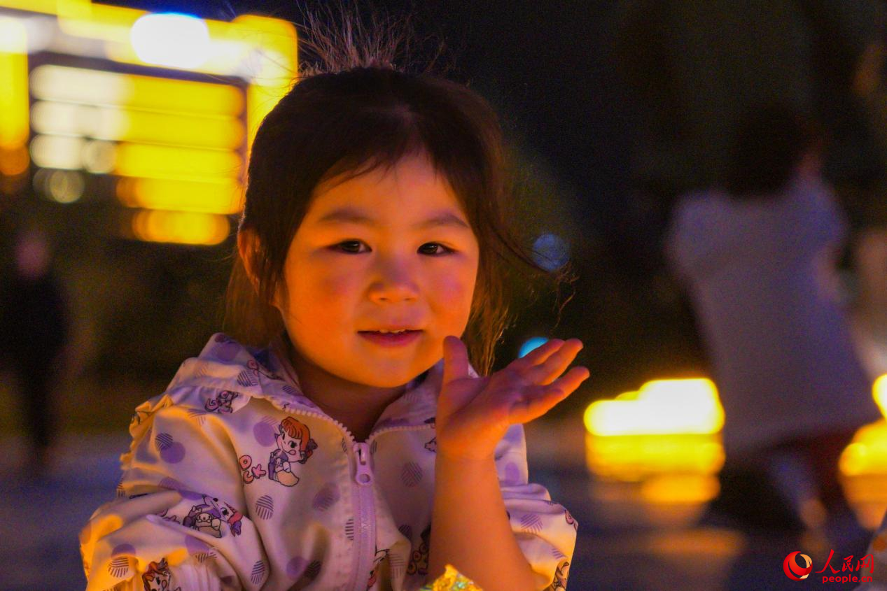 西藏林芝市民族團(tuán)結(jié)廣場(chǎng)上的兒童。人民網(wǎng)記者 趙晨攝
