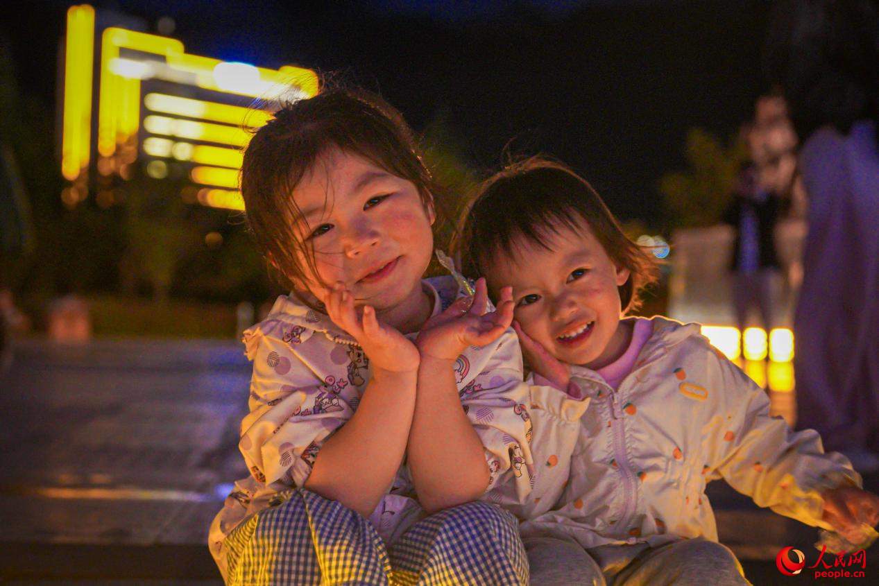 西藏林芝市民族團(tuán)結(jié)廣場(chǎng)上的兒童。人民網(wǎng)記者 趙晨攝