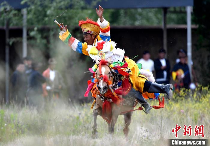 西藏拉薩：賽馬慶?！巴?jié)”