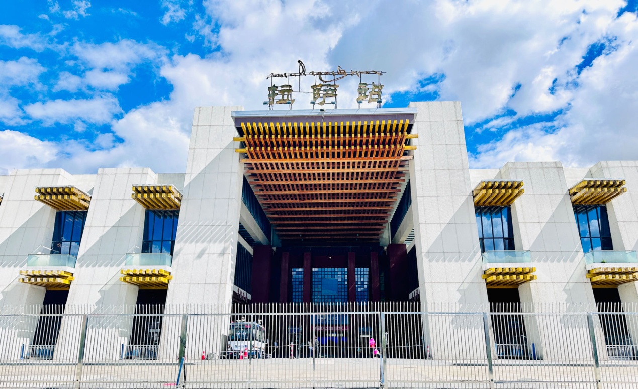 拉薩火車站。人民網(wǎng)記者 益西康珠攝