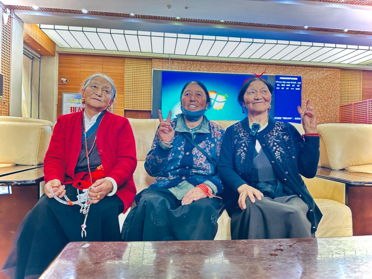 來自四川甘孜的三位阿媽在拉薩火車站等候前往青海西寧的列車。人民網(wǎng)記者 益西康珠攝