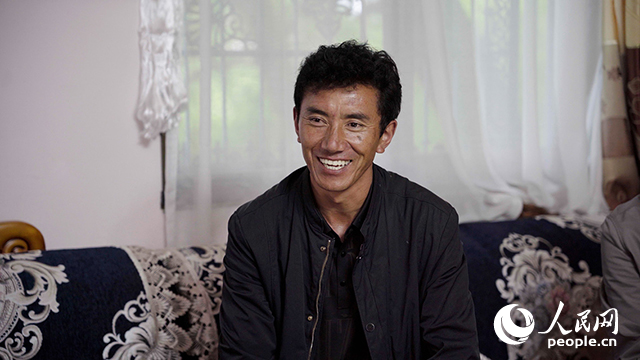 嘎拉村村民達瓦堅參聊起孩子們滿臉自豪。人民網(wǎng)記者 趙晨攝