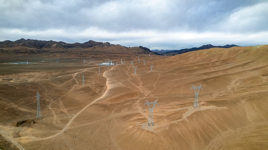 阿里地區(qū)首套電網(wǎng)側(cè)帶超容構(gòu)網(wǎng)型SVG工程全景。趙清鵬攝