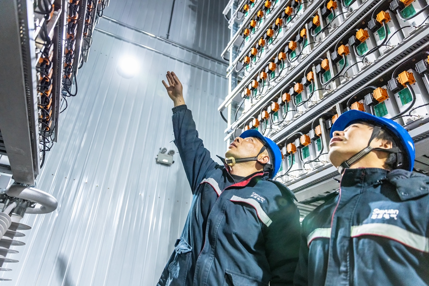 阿里地區(qū)首套電網(wǎng)側(cè)帶超容構(gòu)網(wǎng)型SVG工程現(xiàn)場工作人員正在進(jìn)行投運(yùn)前設(shè)備狀態(tài)檢查。趙清鵬攝