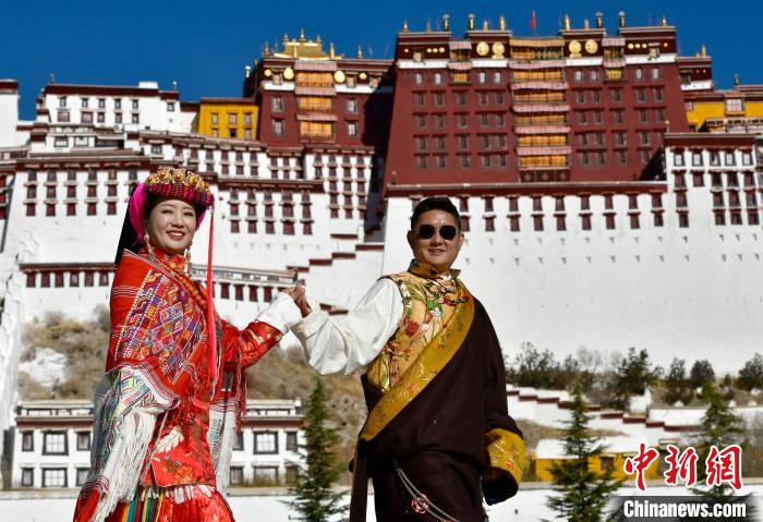 冬游西藏新風尚：藏裝拍照、寄明信片成熱門