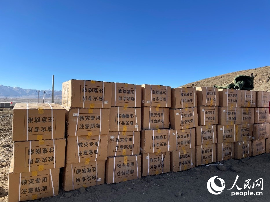救災(zāi)物資抵達(dá)長(zhǎng)所鄉(xiāng)古榮村。人民網(wǎng)記者 郝潔攝